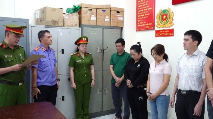 Các đối tượng cho vay nặng lãi tại cơ quan chức năng.