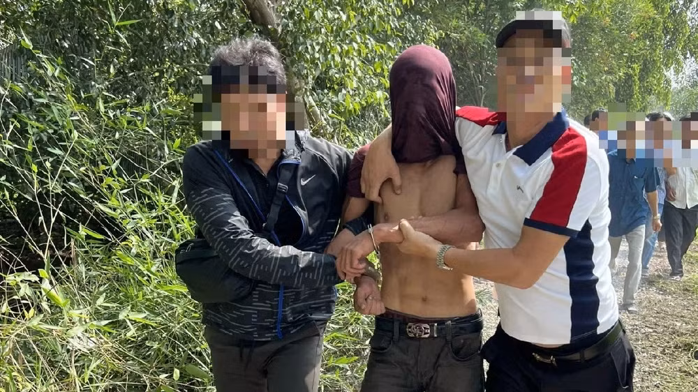 Các trinh sát bắt giữ nghi phạm giết người ở Hóc Môn. (Ảnh: Công an cung cấp)