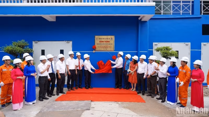 Nghi thức gắn biển công trình thi đua “Cải tạo Trạm biến áp 110kV Chợ lớn” cấp Công Đoàn Điện lực Việt Nam.