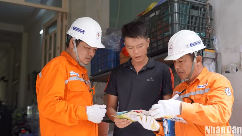 Công nhân EVNHCMC tư vấn sử dụng điện an toàn cho người dân 