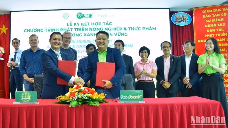 Đại diện hai đơn vị ký kết hợp tác "Chương trình phát triển nông nghiệp và thực phẩm định hướng xanh, bền vững”.