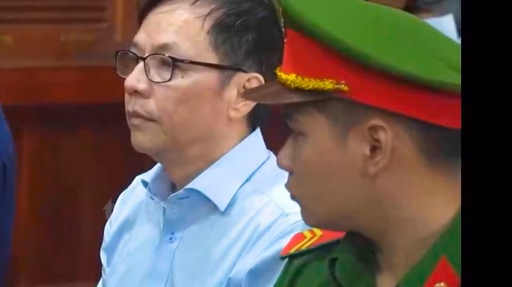 Bị cáo Diệp Dũng (áo trắng) tại phiên tòa.