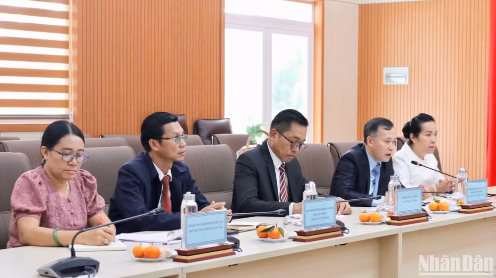 Đoàn công tác Trường chính trị -hành chính tỉnh Champasak, Lào trao đổi tại chương trình.