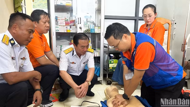 Đội ngũ bác sĩ các bệnh viện Thành phố Hồ Chí Minh chuyển giao, hướng dẫn các quân y trên đảo các tình huống sơ cấp cứu phổ biến.