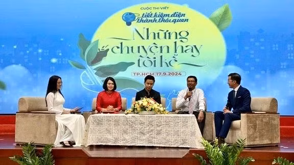Các khách mời, tác giả đạt giải giao lưu tại chương trình (Ảnh: ĐỘC LẬP)
