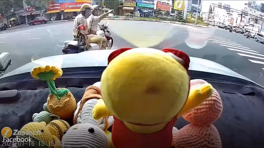 Hình ảnh cán bộ chiến sĩ Cảnh sát giao thông dẫn đường cho xe chở cháu bé trên đường đi cấp cứu. (Ảnh: Người dân cung cấp)