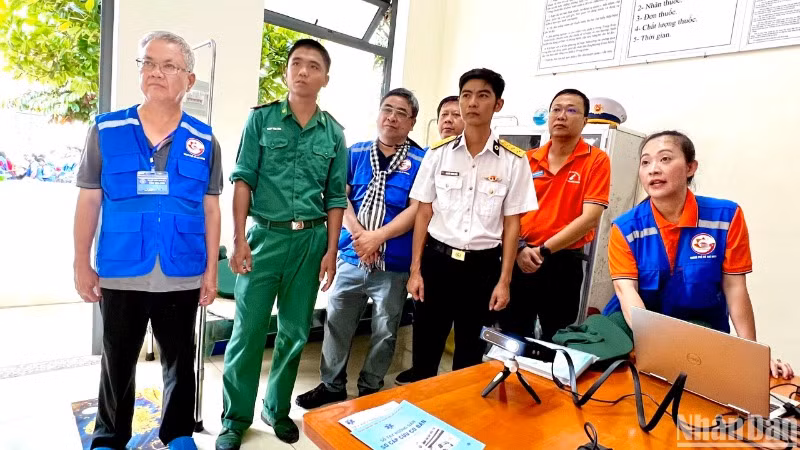 Đội ngũ bác sĩ của Thành phố Hồ Chí Minh tập huấn y tế cho cán bộ quân y trên đảo Hòn Chuối.