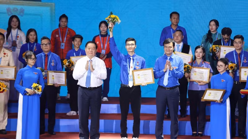 Đồng chí Nguyễn Trọng Nghĩa và lãnh đạo Trung ương đoàn tuyên dương thanh niên tiên tiến làm theo lời Bác tại đại hội.
