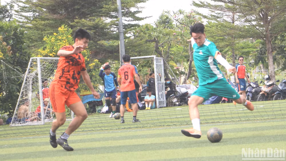 Một tình huống tranh chấp của các cầu thủ trong trận khai mạc