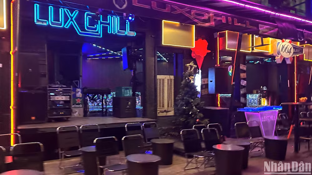 Một quán nhậu kết hợp quầy bar trên đường Phạm Văn Đồng (quận Bình Thạnh) vắng khách dù đang giờ cao điểm.