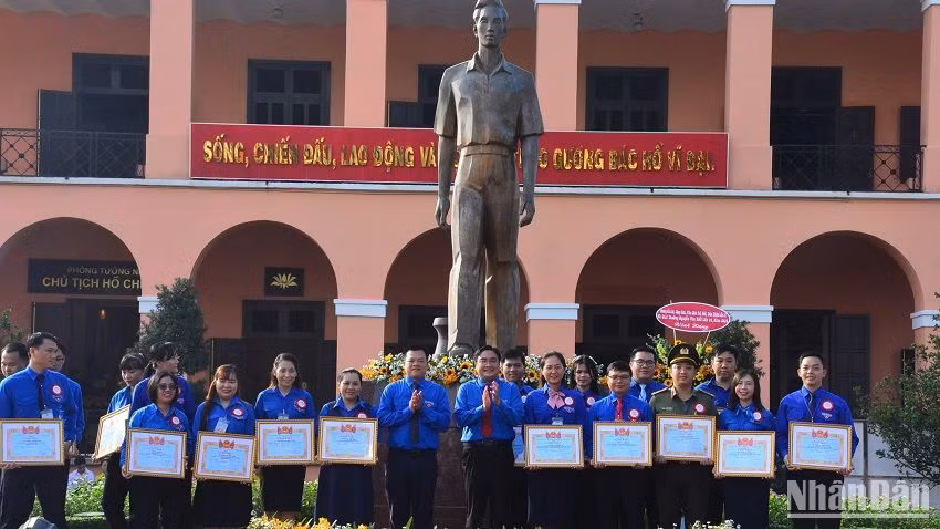 Các công chức Cán bộ, công chức, viên chức trẻ, giỏi, thân thiện được tuyên dương tại chương trình.