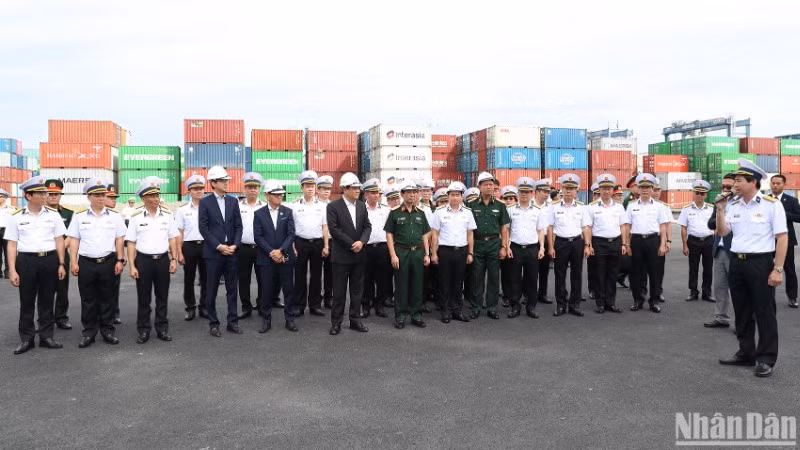 Thủ tướng Sonexay Siphandone nghe lãnh đạo Tân cảng Sài Gòn giới thiệu về cảng Tân cảng-Cát Lái.