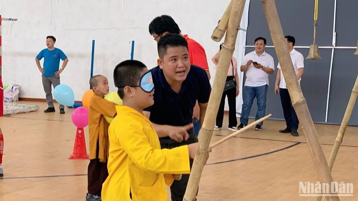 Các em nhỏ chơi trò chơi tại ngày hội.