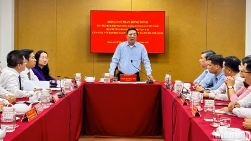 Bộ trưởng Trần Hồng Minh phát biểu chỉ đạo, định hướng với lãnh đạo nhà trường tại buổi làm việc.