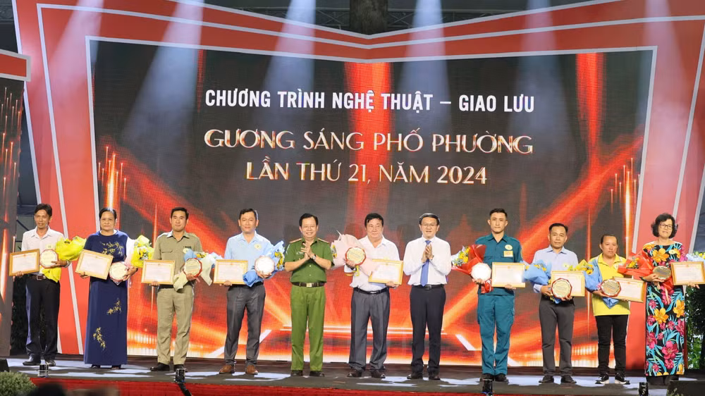 Lãnh đạo Công an Thành phố Hồ Chí Minh tuyên dương các gương sáng tại chương trình.