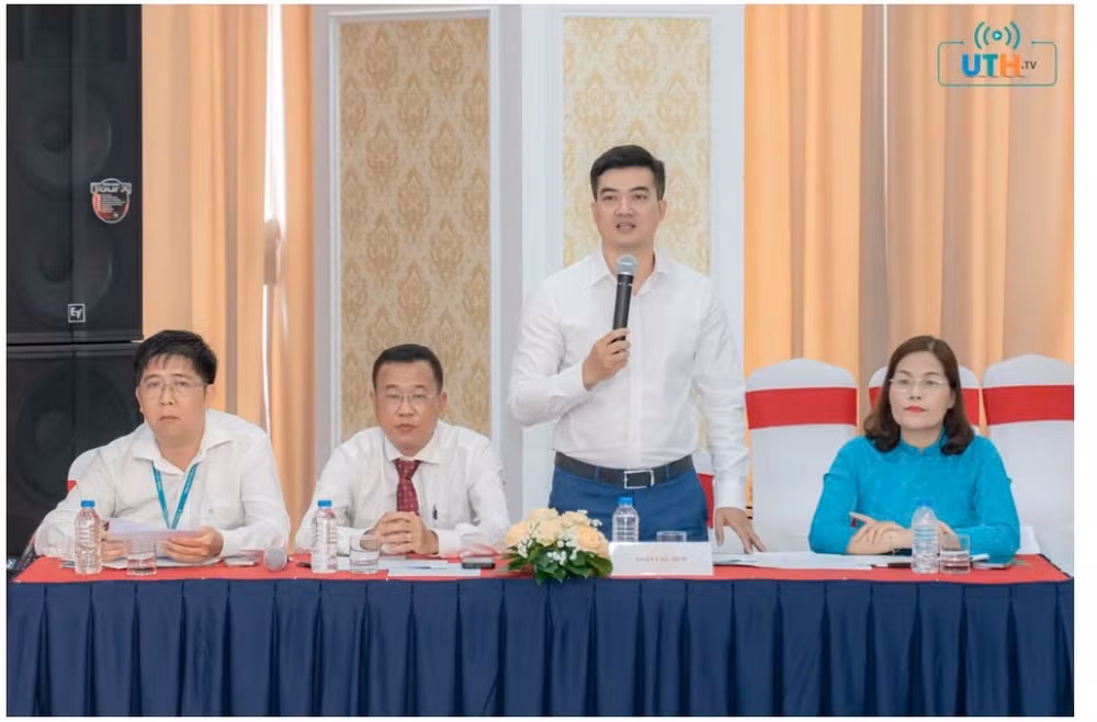 Lãnh đạo nhà trường trao đổi về công tác tinh giảm, sáp nhập các đơn vị để nâng cao hiệu quả công tác quản lý, đào tạo, nghiên cứu của UTH.