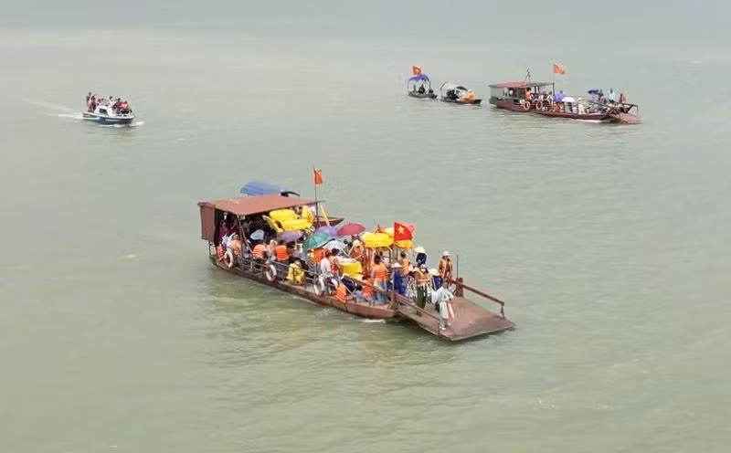 Lễ rước nước trên sông Hồng tạo nên nét văn hóa đặc sắc cho Lễ hội Bổng Điền. (Ảnh: TIÊN DUNG)