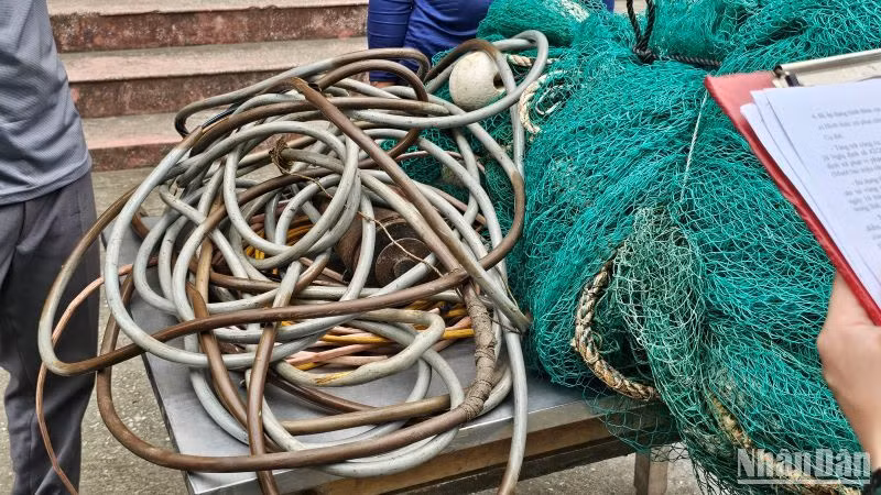 Công cụ kích điện thu giữ trên tàu cá NĐ-91377-TS. Công cụ kích điện thu giữ trên tàu cá NĐ-91377-TS.