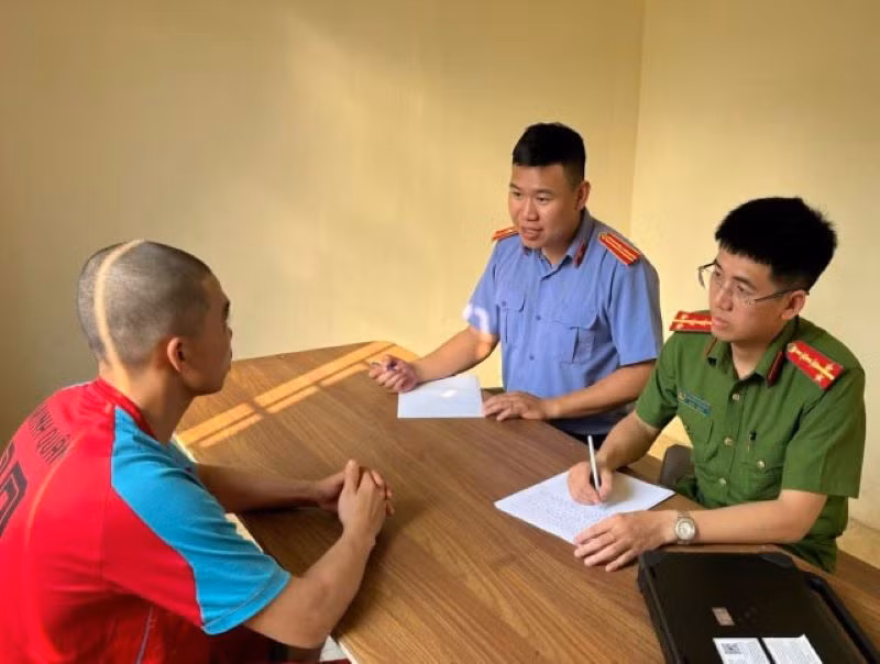 Đối tượng Hải làm việc với cơ quan chức năng. (Ảnh: Công an cung cấp)