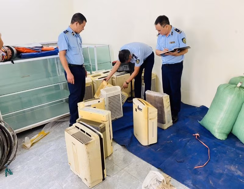 Lực lượng quản lý thị trường kiểm tra, xử lý máy làm khô quần áo nhập lậu. (Ảnh: Cục Quản lý thị trường tỉnh Thái Bình cung cấp)