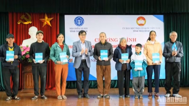 Người dân gặp khó khăn nhận thẻ bảo hiểm y tế và sổ bảo hiểm xã hội rất cảm kích trước sự quan tâm của các cơ quan, đơn vị, doanh nghiệp.