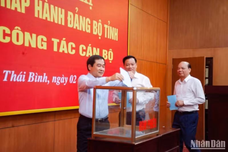 Các đại biểu bỏ phiếu bầu chức danh Bí thư Tỉnh ủy Thái Bình.