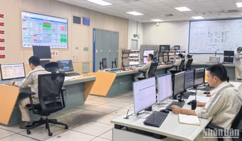 Cán bộ kỹ thuật trực tại phòng điều khiển trung tâm của Nhà máy nhiệt điện Thái Bình 2.
