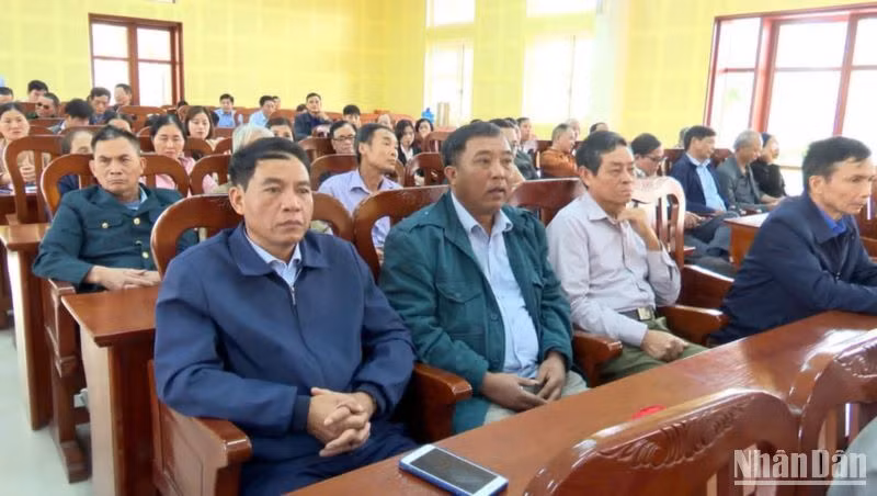 Đông đảo cử tri tham dự buổi tiếp xúc. Đông đảo cử tri tham dự buổi tiếp xúc.