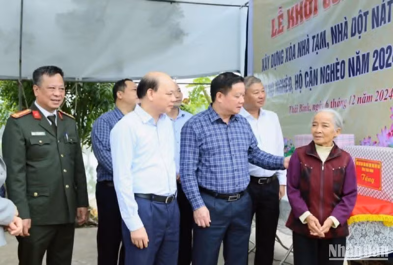 Những hộ nghèo như bà Xíu rất cảm động trước sự quan tâm, hỗ trợ thiết thực của các cấp chính quyền địa phương.