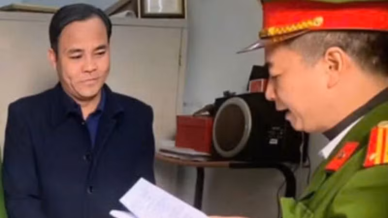 Cơ quan Cảnh sát điều tra công bố các Quyết định và Lệnh đối với Nguyễn Văn Bút. (Ảnh: Công an cung cấp)