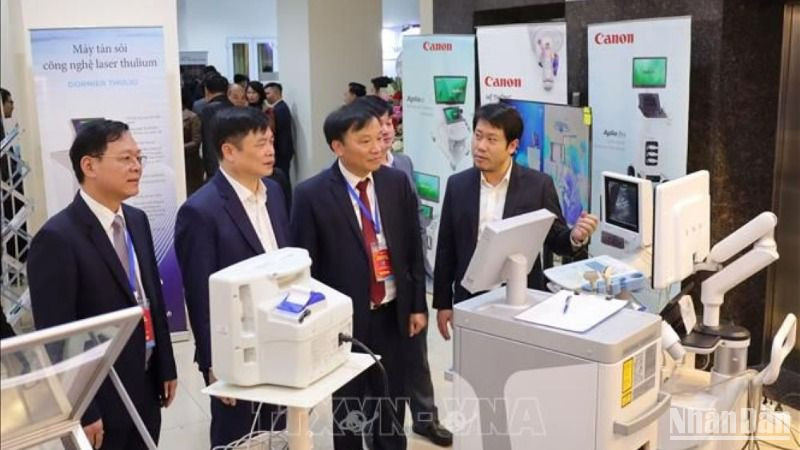 Các đại biểu tham quan thiết bị y tế hiện đại tại triển lãm Y-Dược quy mô gần 30 gian hàng do Sở Y tế tỉnh Thái Bình tổ chức.