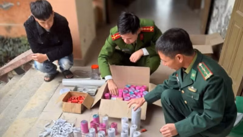 Công an huyện TIền Hải và Bộ đội Biên phòng tỉnh Thái Bình phát hiện, bắt giữ Nguyễn Cao Bảo Huy về hành vi sản xuất, buôn bán pháo trái phép. (Ảnh: Công an cung cấp)