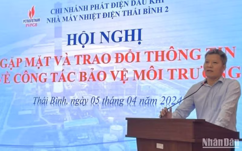 Lãnh đạo Nhà máy thường xuyên gặp gỡ, đối thoại với nhân dân chung quanh vấn đề bảo vệ môi trường trong quá trình vận hành.