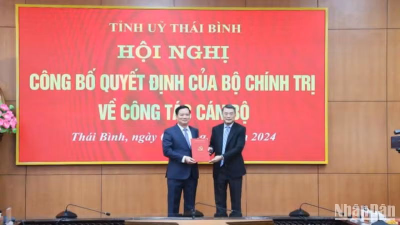 Đồng chí Lê Minh Hưng trao Quyết định của Bộ Chính trị chuẩn y đồng chí Nguyễn Khắc Thận giữ chức Bí thư Tỉnh ủy Thái Bình, nhiệm kỳ 2020-2025.