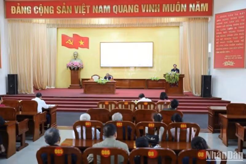 Quang cảnh buổi tiếp xúc cử tri tại tỉnh Thái Bình. Quang cảnh buổi tiếp xúc cử tri tại tỉnh Thái Bình.