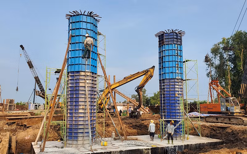 Thi công các hạng mục chủ chốt trên công trường cao tốc Cần Thơ-Cà Mau.