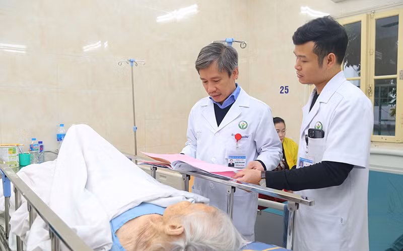 Bác sĩ Bệnh viện Hữu nghị Việt Đức thăm khám cho bệnh nhân 105 tuổi.