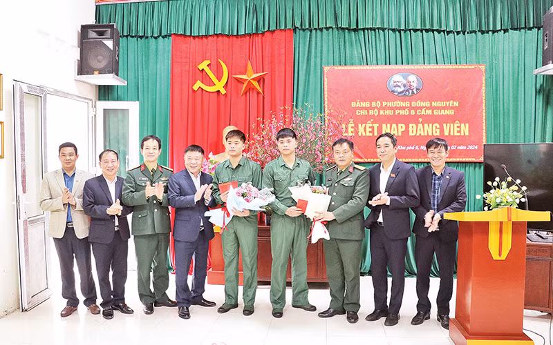 Lễ kết nạp đảng cho tân binh tại Khu phố 6 Cẩm Giang, phường Đồng Nguyên, thành phố Từ Sơn, tỉnh Bắc Ninh.