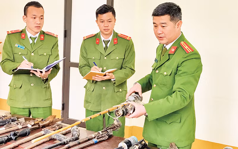 Qua tuyên truyền vận động, lực lượng Công an huyện Mường La đã thu hồi nhiều vũ khí, vật liệu nổ, công cụ hỗ trợ.