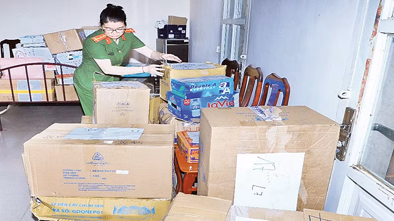 Thu giữ tang vật liên quan hoạt động lừa đảo chiếm đoạt tài sản của Công ty Lộc Phúc.