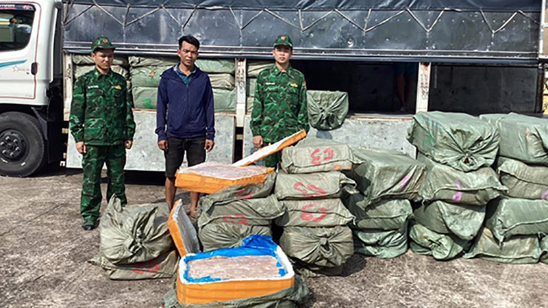 Chủ phương tiện và hàng hóa vận chuyển thực phẩm đông lạnh không rõ nguồn gốc bị cán bộ, chiến sĩ Đồn Biên phòng Quảng Đức (Bộ đội Biên phòng Quảng Ninh) thu giữ. (Ảnh XUÂN HÙNG)