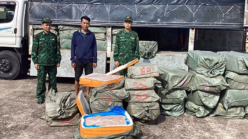 Chủ phương tiện và hàng hóa vận chuyển thực phẩm đông lạnh không rõ nguồn gốc bị cán bộ, chiến sĩ Đồn Biên phòng Quảng Đức (Bộ đội Biên phòng Quảng Ninh) thu giữ. (Ảnh XUÂN HÙNG)