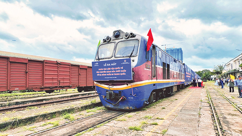 Đoàn tàu liên vận quốc tế vận chuyển tinh bột sắn từ ga Sóng Thần xuất khẩu sang Trung Quốc khởi hành ngày 27/9/2023.