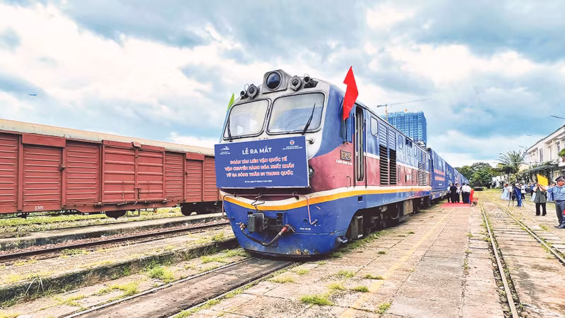 Đoàn tàu liên vận quốc tế vận chuyển tinh bột sắn từ ga Sóng Thần xuất khẩu sang Trung Quốc khởi hành ngày 27/9/2023.