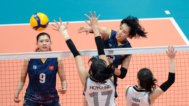 Đội tuyển bóng chuyền nữ Việt Nam thắng Hàn Quốc (áo trắng) 3-2 và vào vòng 16 đội.