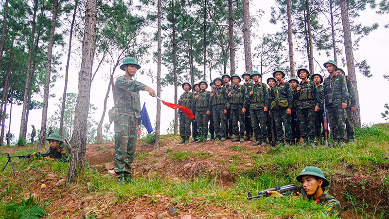 Cán bộ Đại đội 5, Tiểu đoàn 8, Trung đoàn 43, Sư đoàn 395 (Quân khu 3) điều chỉnh đội hình, sửa tập cho chiến sĩ.