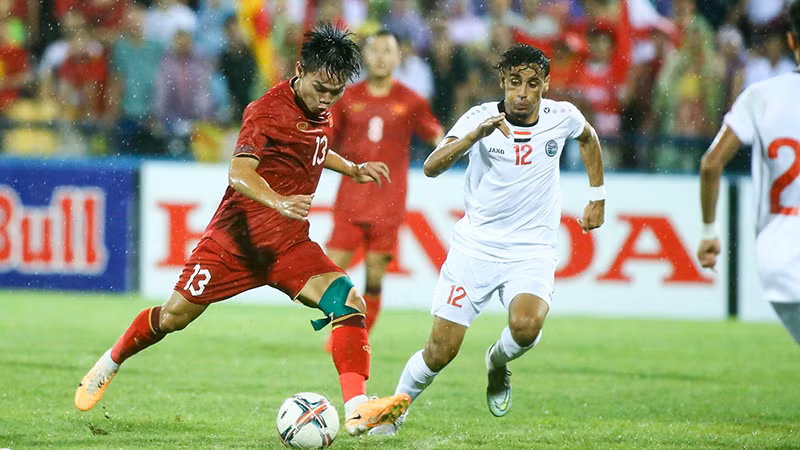 U23 Việt Nam (áo đỏ) thể hiện lối chơi kiểm soát bóng và tấn công trong trận đấu với U23 Yemen.