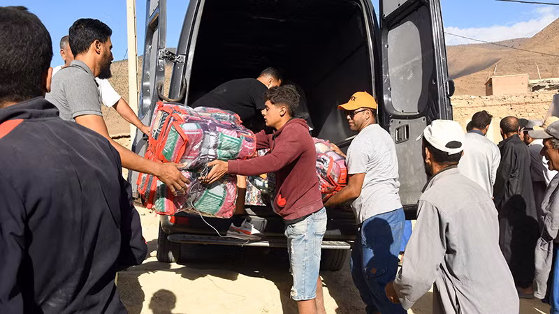 Phân phát hàng viện trợ ở Azrou, Maroc.