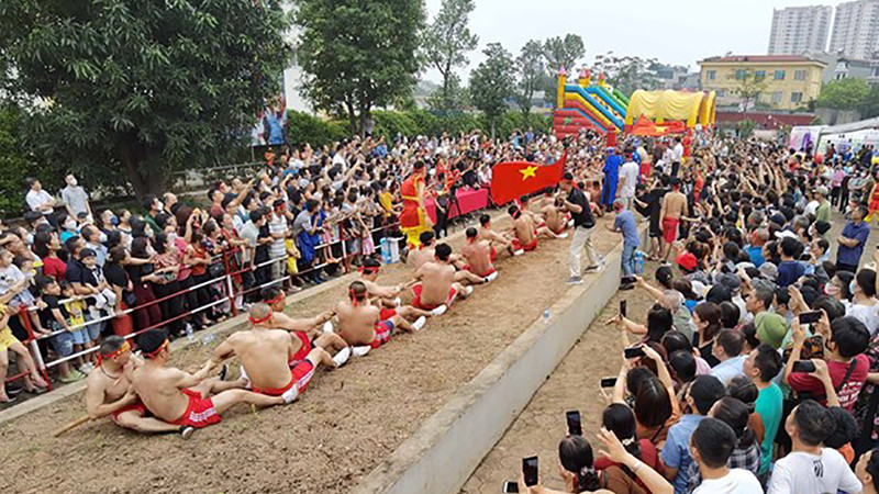 Nghi lễ kéo co ngồi ở đền Trấn Vũ được UNESCO ghi danh là Di sản Văn hóa phi vật thể liên quốc gia.