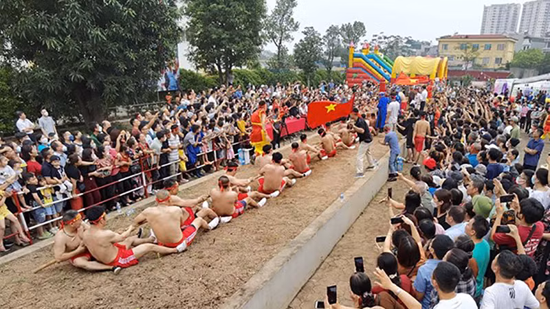 Nghi lễ kéo co ngồi ở đền Trấn Vũ được UNESCO ghi danh là Di sản Văn hóa phi vật thể liên quốc gia.